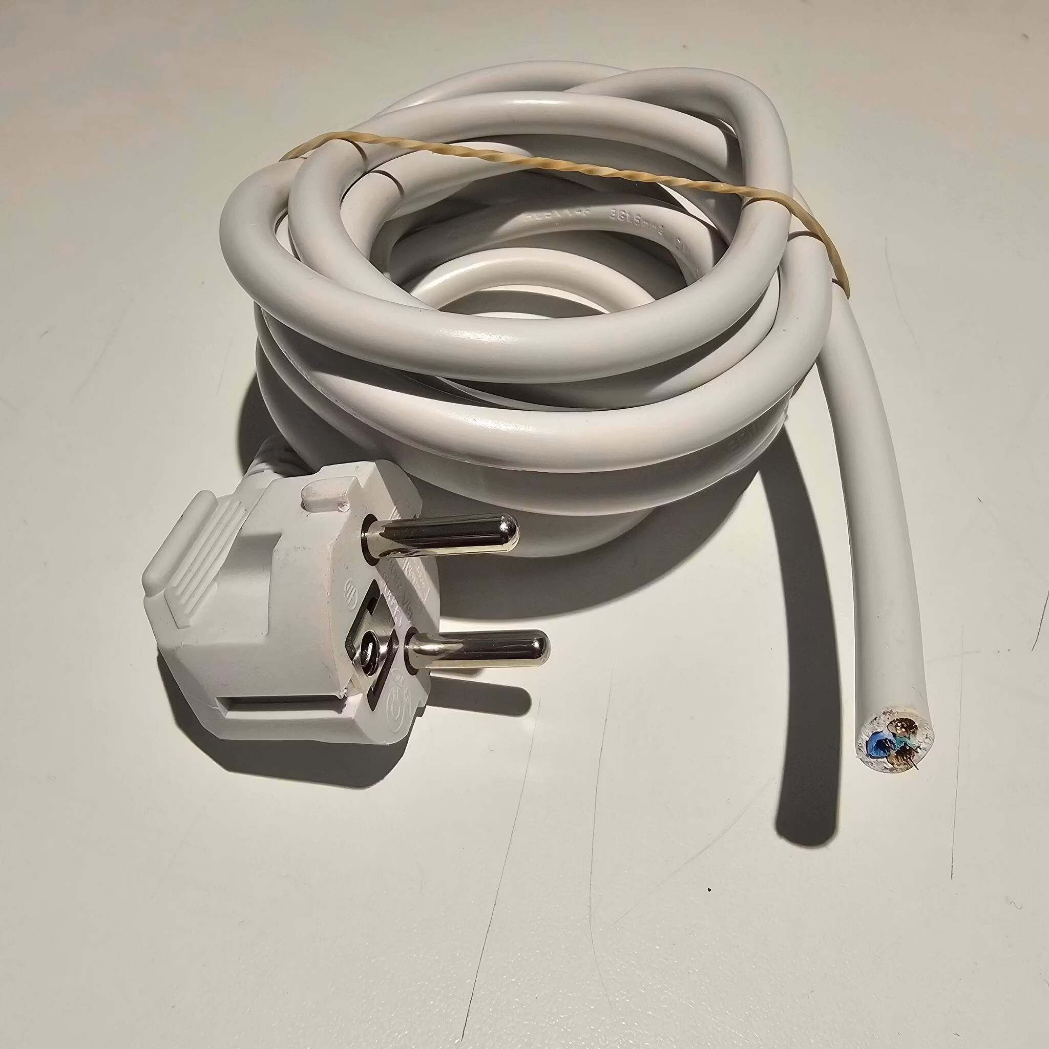 3m strømkabel med hann plugg, ingenting i andre