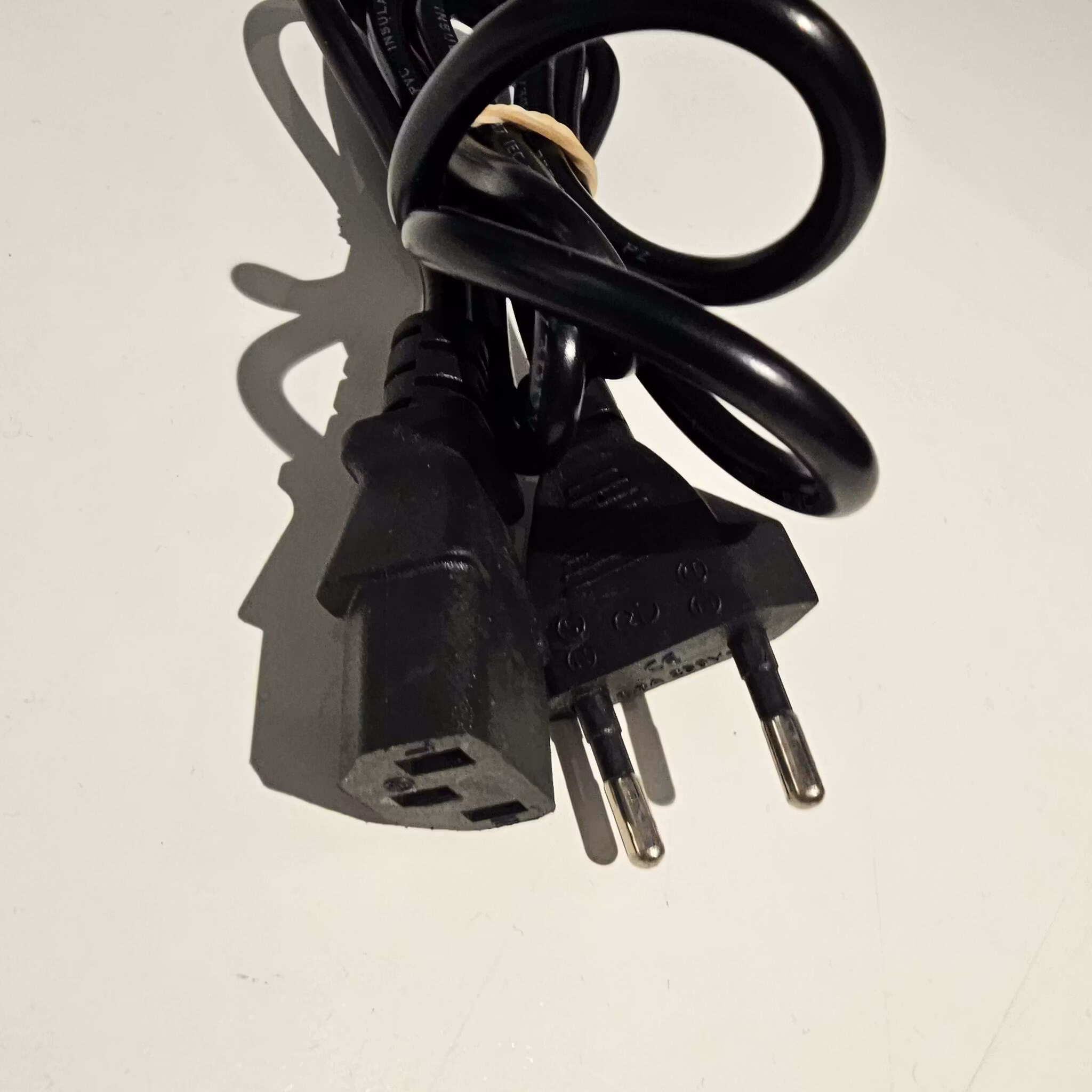 Strømkabel for elektronikk med flat han plug