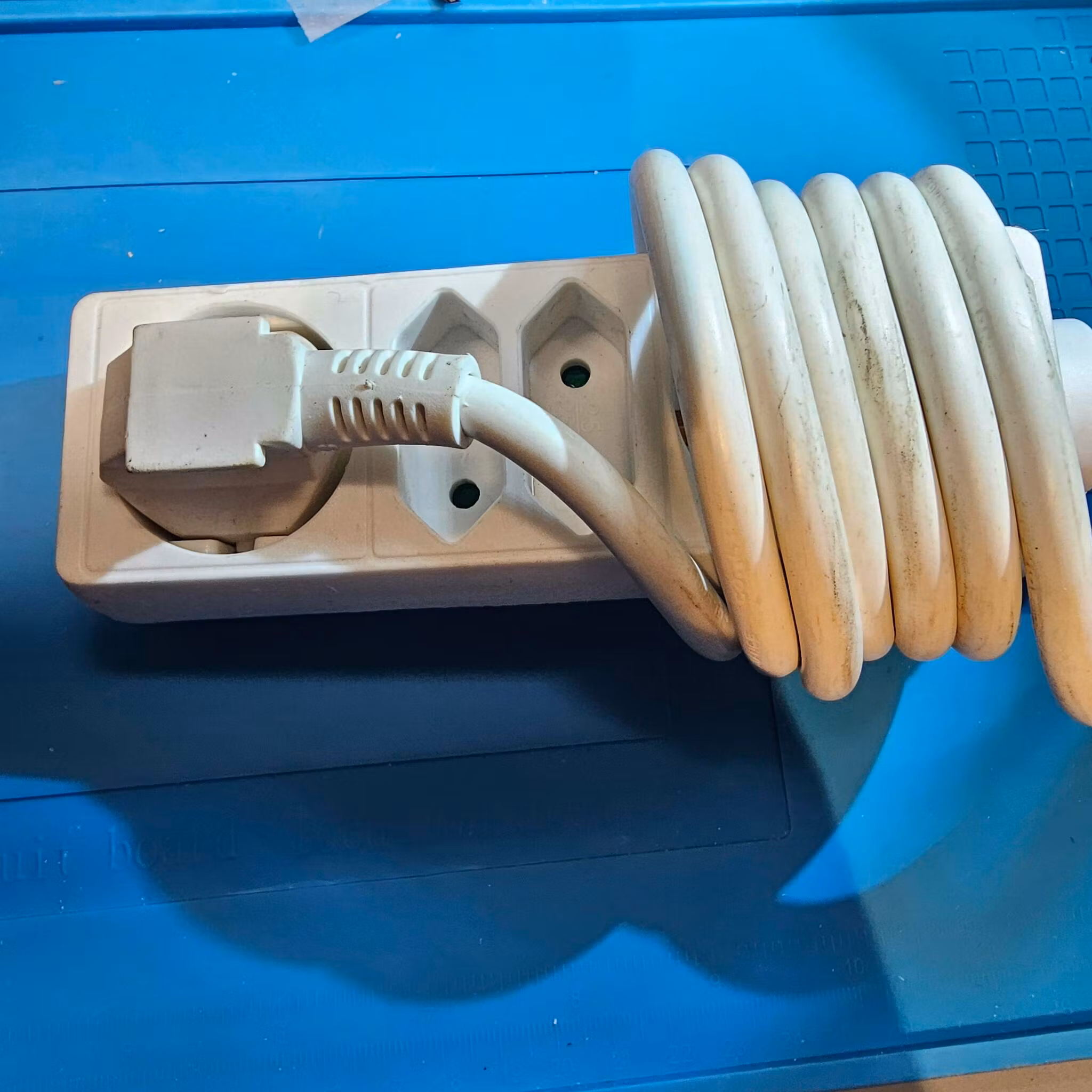 Kabelforgrener med 4 uttak og strømbryter 1.5m ledning