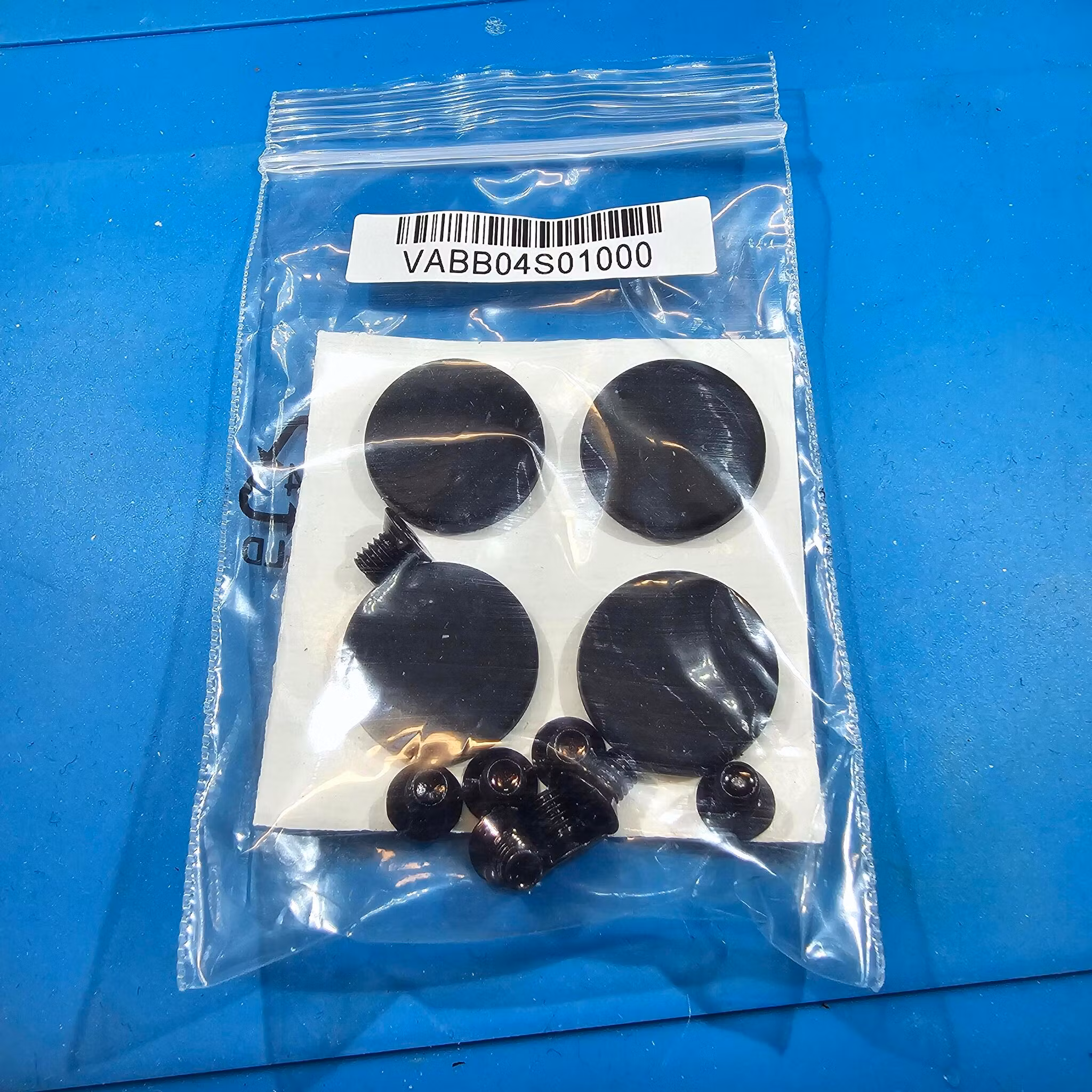 Flate antiskli gummipads under elektronisk utstyr som switcher