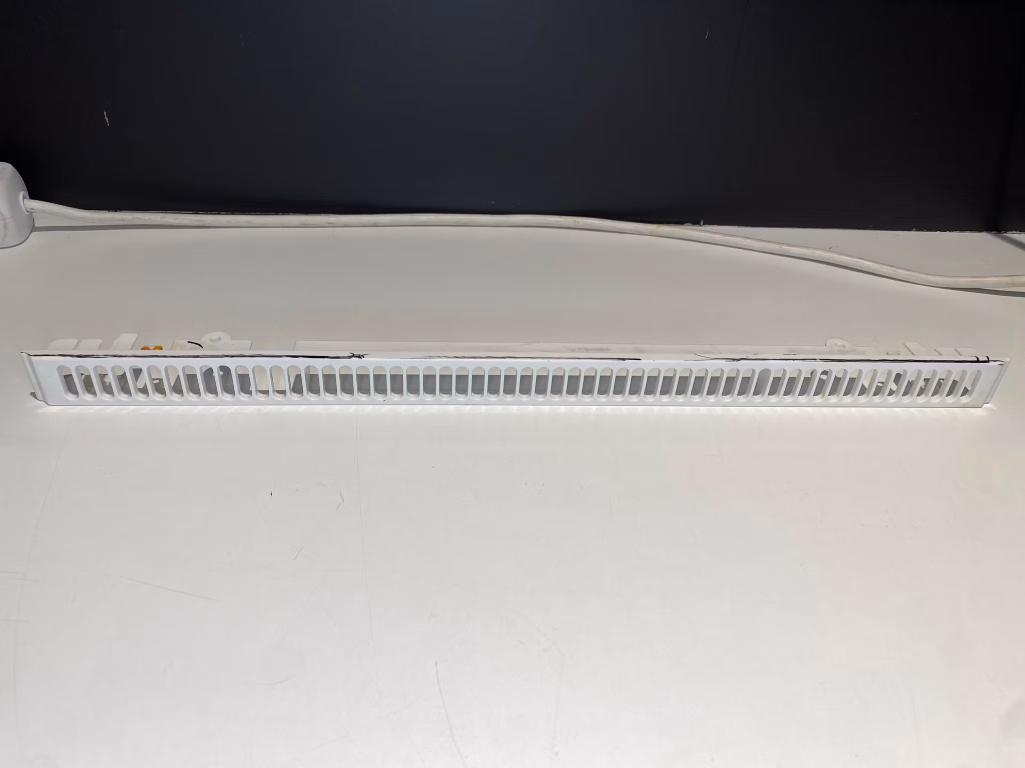 Hvit ventilasjonsgitter (sokkel) 925582026 xx 2238104075