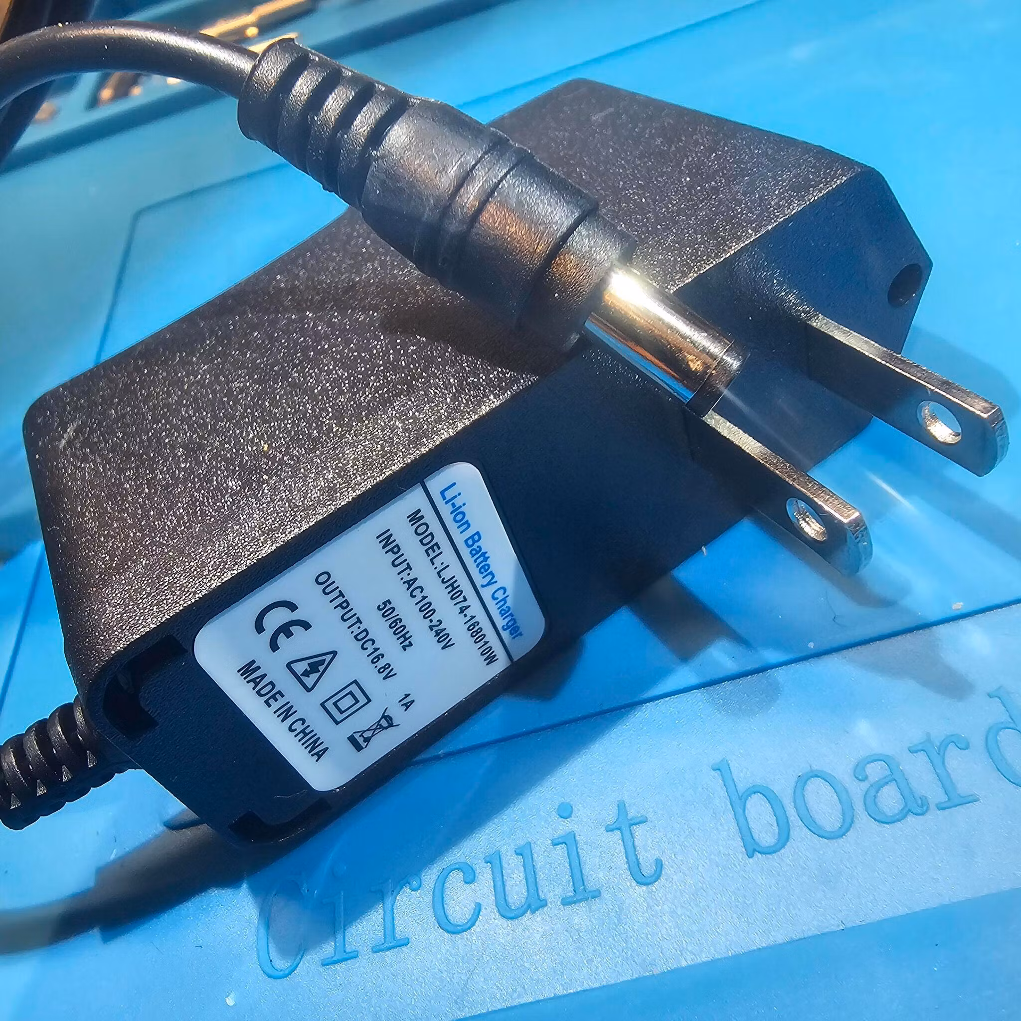 ACDC strømadapter 110-240V til DC16,8V 1A for massasjepistol UK PLUGG