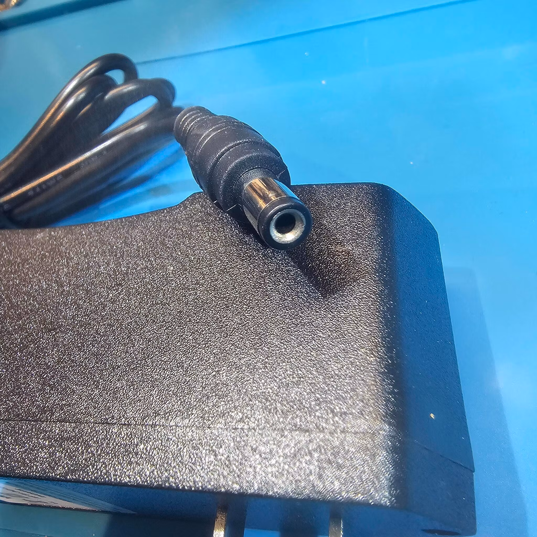 ACDC strømadapter 110-240V til DC16,8V 1A for massasjepistol UK PLUGG