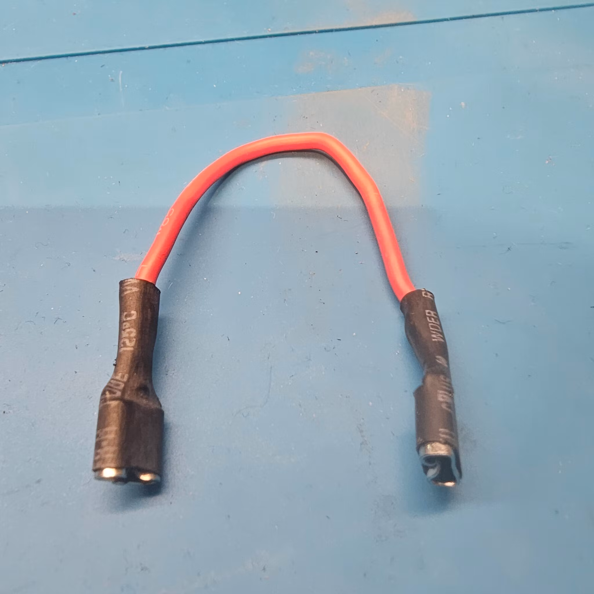 Fabrikklagd lask 10cm rød kabel med kabelsko standard