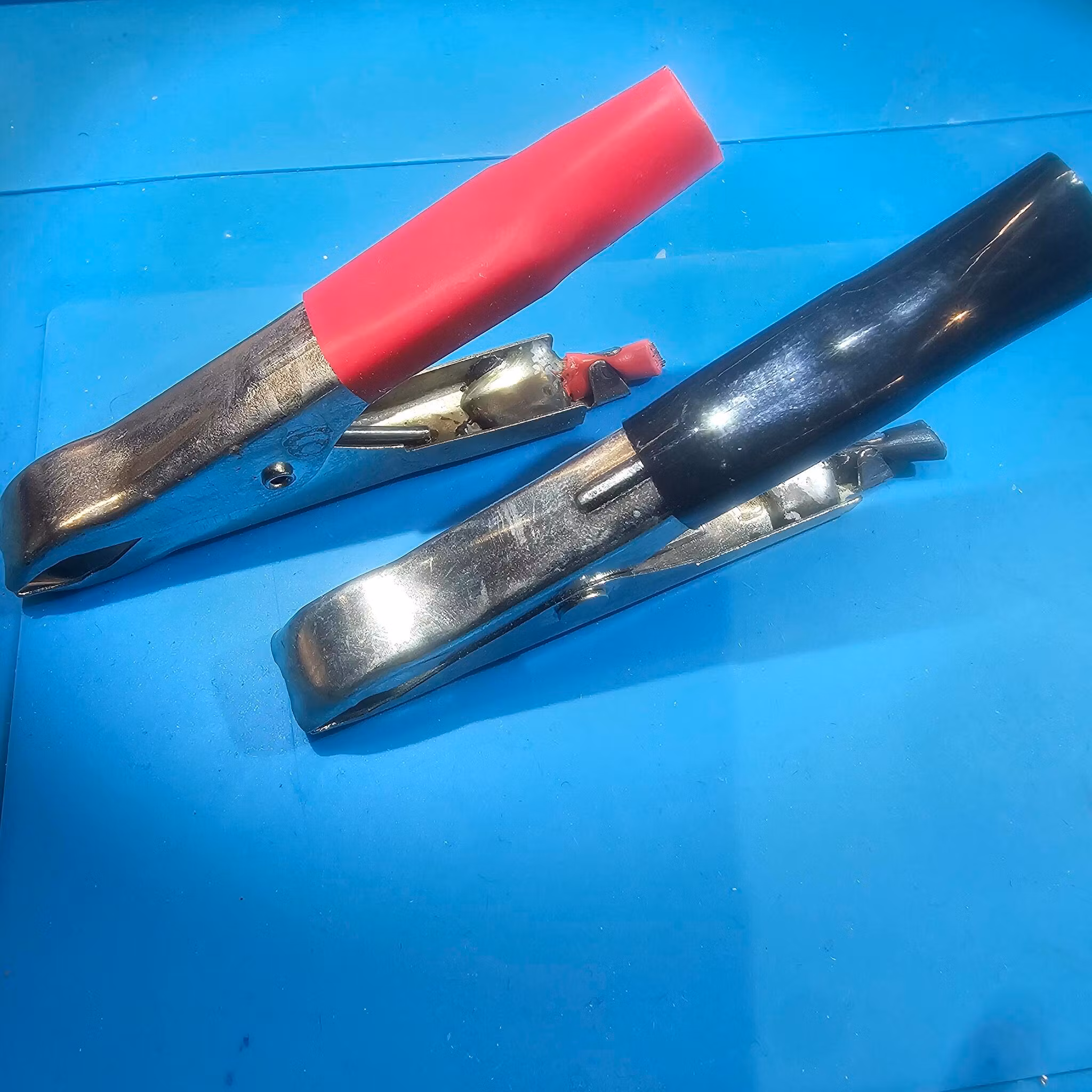 12V batteriklemme m/hylse 2stk i en pakke