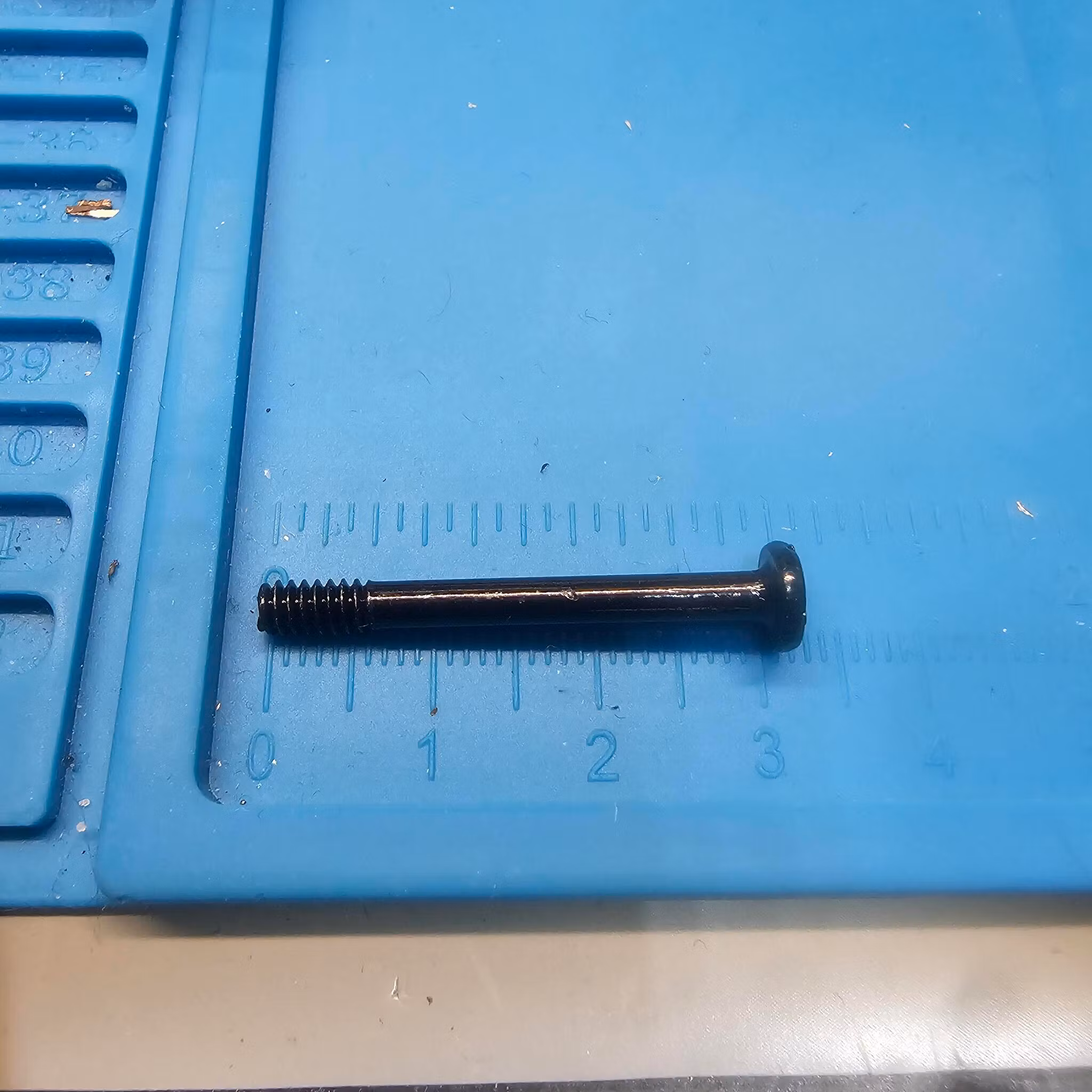 6-32 UNC radiatorskrue totallengde på 32 mm og en gjenget del på 6 mm