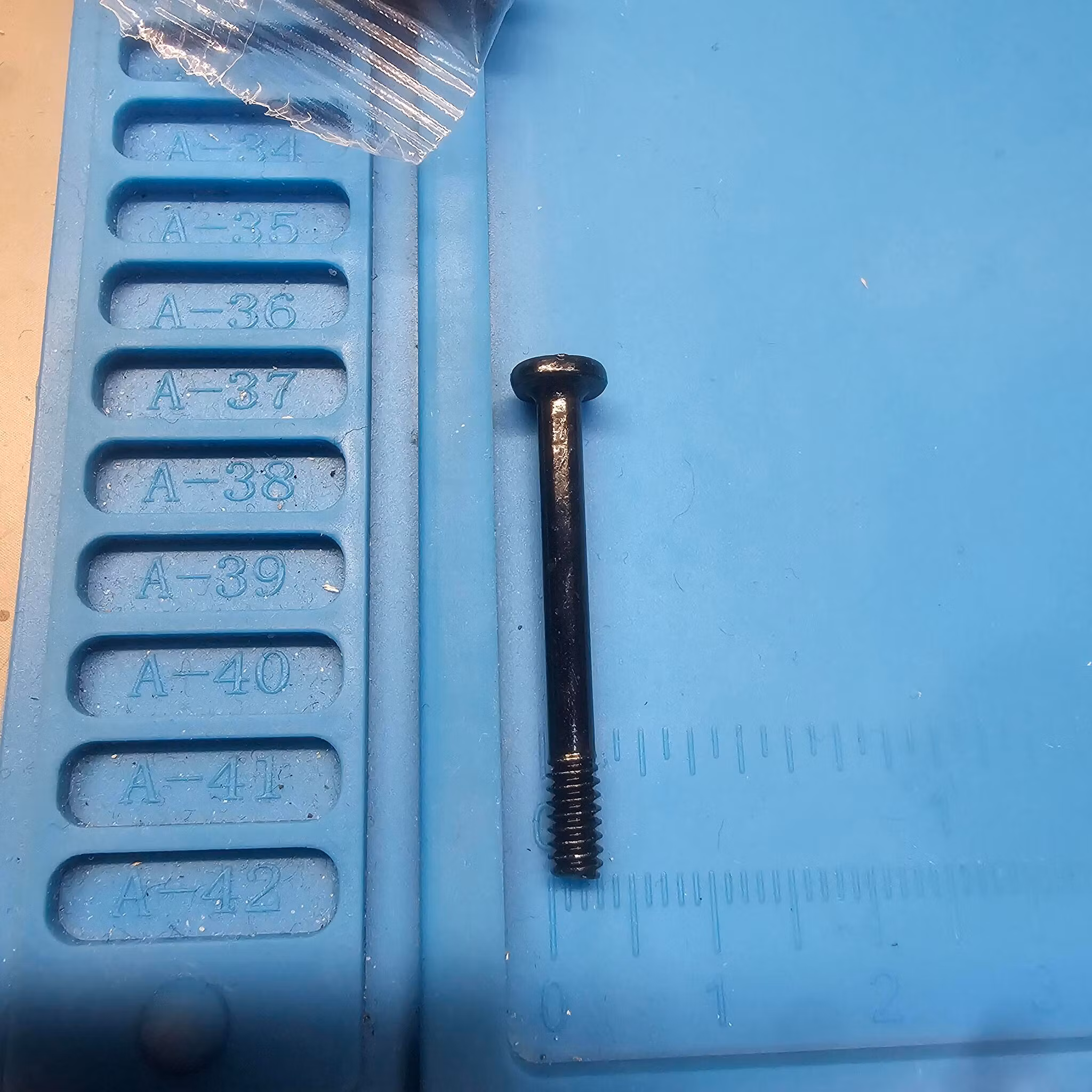 6-32 UNC radiatorskrue totallengde på 32 mm og en gjenget del på 6 mm