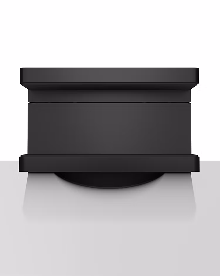 Universell holder for USB-hub og stikkontakt med kabelhåndtering