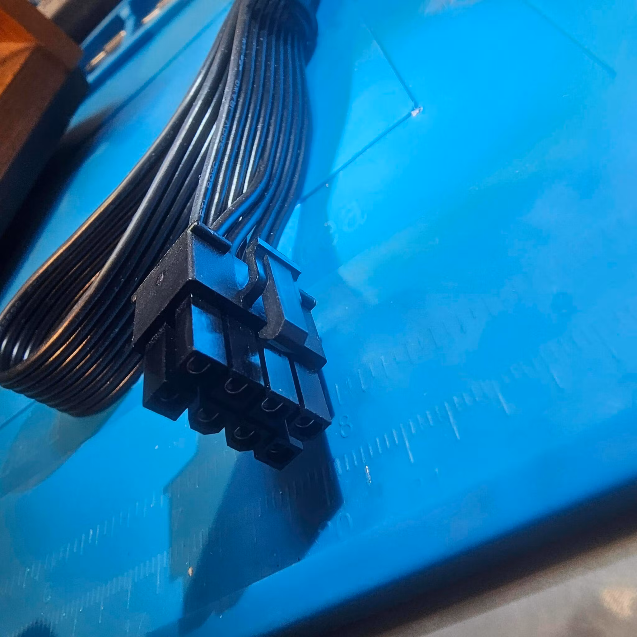 Type4 8pin kontakt mot PSU til 2x 6+2pin PCIe