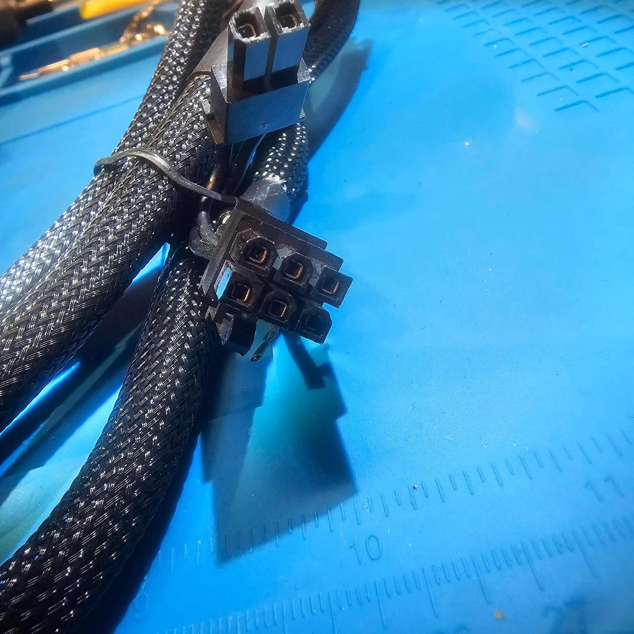 Type4 8pin kontakt mot PSU til 2x 6+2pin PCIe