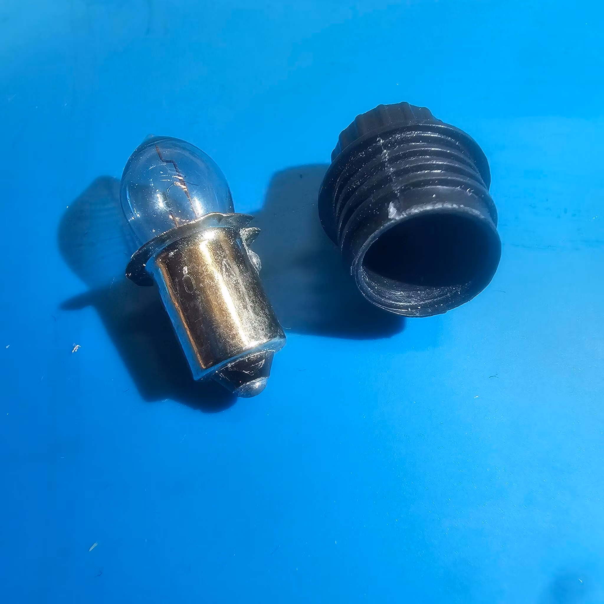 Lommelyktpære 2.4V 0.5A følger med sokkel
