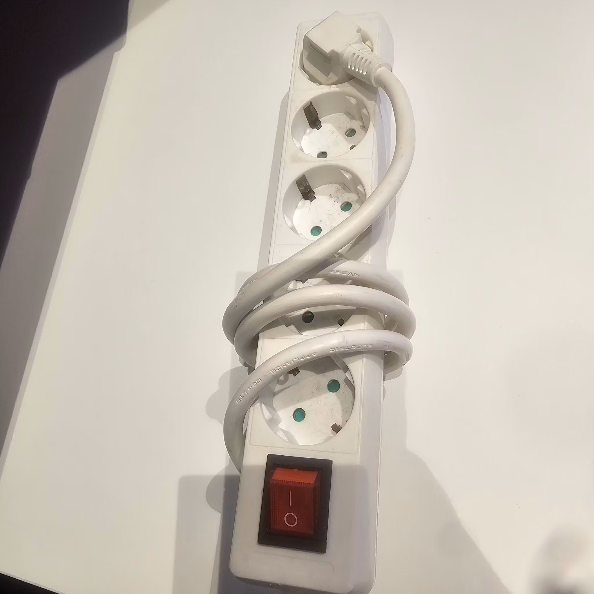 Strømforgrener 5uttak m/jord og bryter 1meter