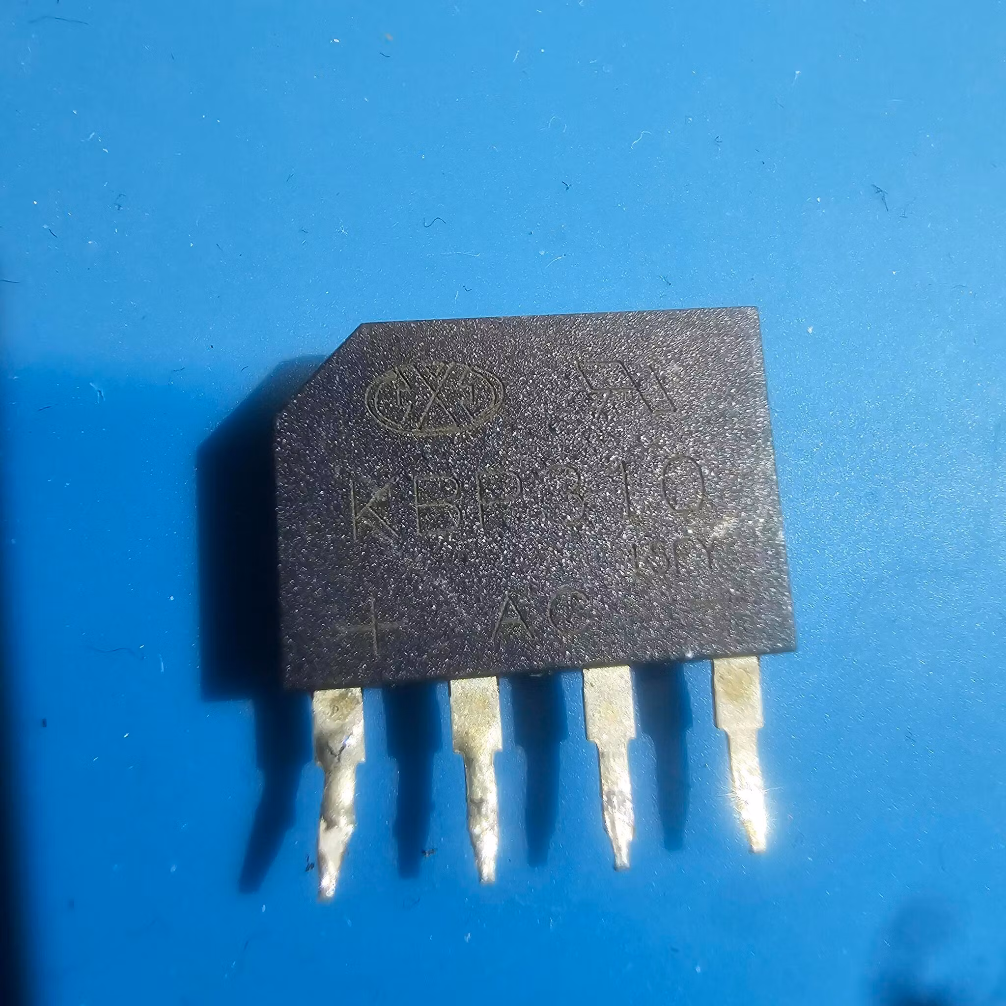 KBP310 er en enfaset broretifikator (bridge rectifier) som gjør om vekselstrøm (AC) til likestrøm (DC