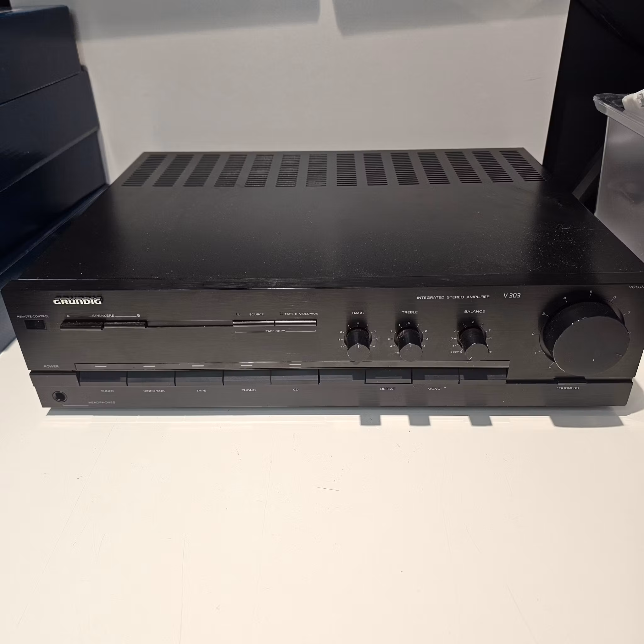 Grundig V303 stereoforsterker 2x 55W RMS 8 ohm