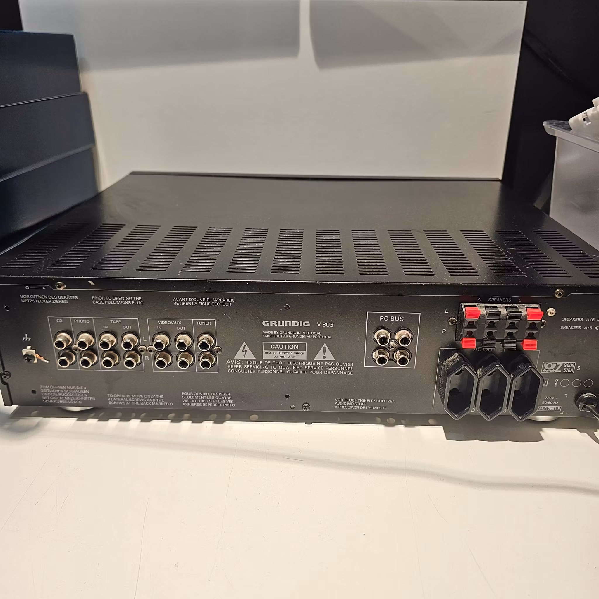 Grundig V303 stereoforsterker 2x 55W RMS 8 ohm