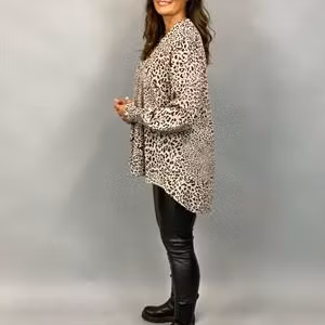 MEJA Blus i leo med v-hals o resårärm, taupe