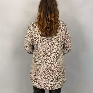 MEJA Blus i leo med v-hals o resårärm, taupe