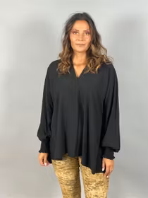 MEJA Blus med v-hals o resårärm, svart