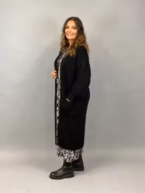 SARITA Vadlång stickad kofta med fickor, svart