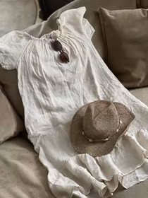 DEBBIE Volangklänning med fickor i linne, beige