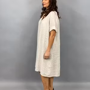 HILDUR Klänning i linne med v-hals, beige