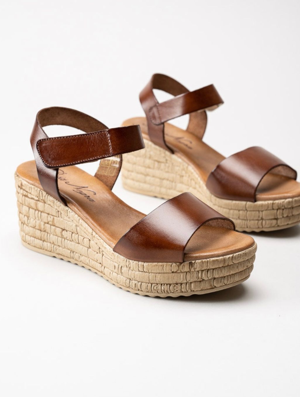Bruna kilklackade sandaletter i skinn