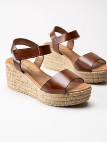 Bruna kilklackade sandaletter i skinn