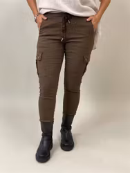 CAMILLE Byxor med stretch & benfickor, Brun