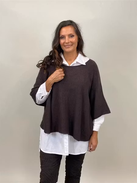 NESSA Stickad poncho-tröja med vid arm, Brun