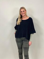 NESSA Stickad poncho-tröja med vid arm, Svart