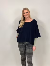 NESSA Stickad poncho-tröja med vid arm, Svart