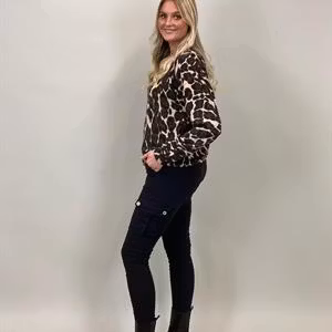 EMMI Stickad tröja i leo
