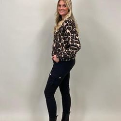 EMMI Stickad tröja i leo