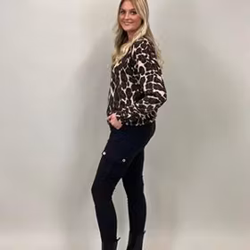 EMMI Stickad tröja i leo