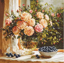 Broderikit Tavla Vase with roses and blueberries - Vas med rosor och blåbär