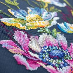 Broderikit Tavla Anemoner Bukett blommor brodera korstygn
