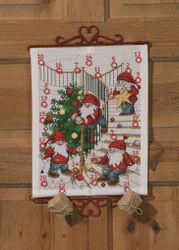 Broderikit Kalender Tomtar pyntar trädet