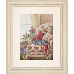 Broderikit Tavla Sweet Dreams Kattunde i en mysig fåtölj