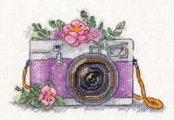 Broderikit tavla Fotokamera och blommor