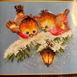 Broderikit Tavla At the light - Söta fåglar och Lykta