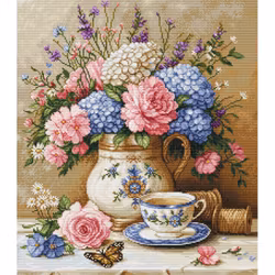 Broderikit Tavla Floral Nostalgia - En kopp te och en vas med blommor