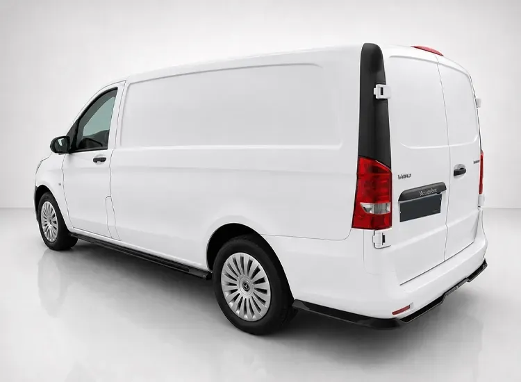 Bakre splitter monterad på Mercedes Vito Long, sedd snett bakifrån