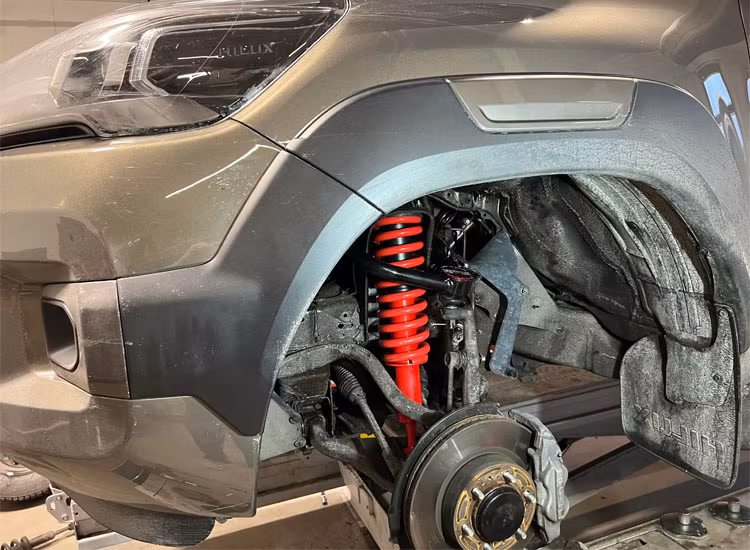 Pedders höjningssats 150kg+ med ställbara foam-cell dämpare 40mm Toyota Hilux 2015+