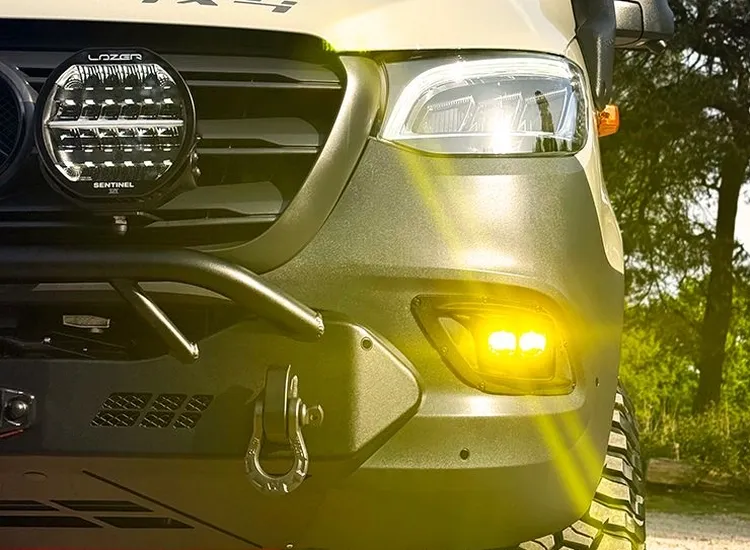 Närbild av gult Lazer Carbon-2 DRIVE dimljus i Sprinter