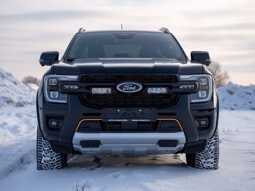 Två Lazer Triple-R 750 monterade i originalgrillen på Ford Ranger Wildtrak X