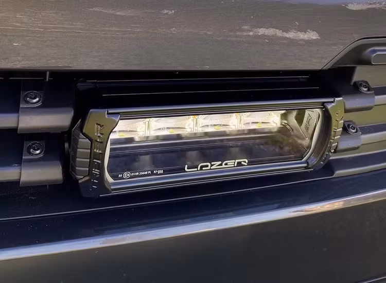 Närbild av infälld Lazer-lampa och grillfäste