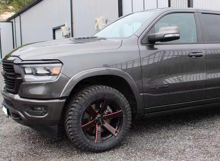 D91 Glossblack Red Stripe 9,5x20 6/114,3 ET18 alufälg