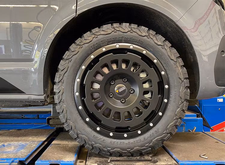 Twin Monotube Projekt Satinsvart AT 8X18 ET45 VW T5 / T6 / T6.1 / Amarok