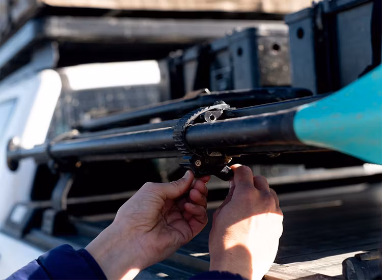 Snabbfästen för spade och paddlar till Front Runner