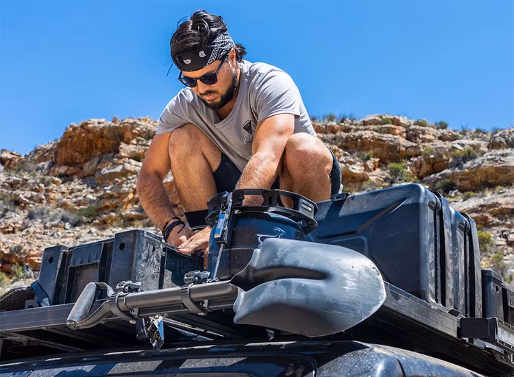 Snabbfästen för spade och paddlar till Front Runner